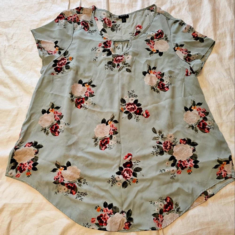 TORRID KEYHOLE SHORT SLEEVE BLOUSE